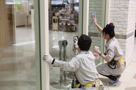 イオン時津ショッピングセンターの清掃スタッフ